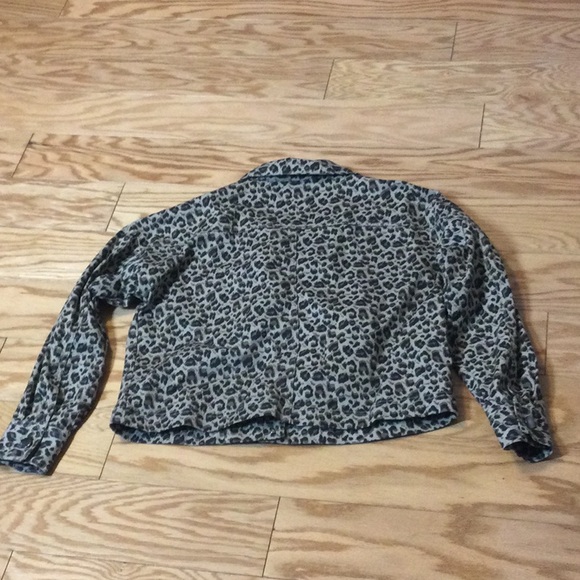 S Francesca’s Collections Anna Cai leopard jean jacket - Picture 5 of 16